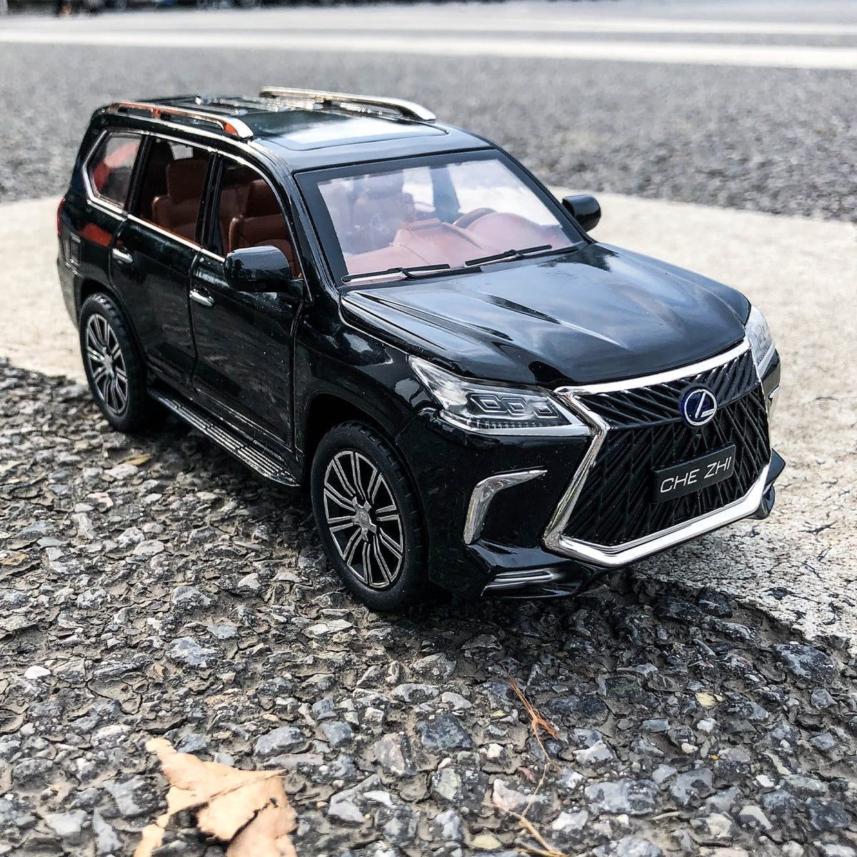 1/24 Lexus 570 Off-Road Luxury SUV Model Car, Zinc Alloy Pull Back Toy Car with Sound and Light I929249